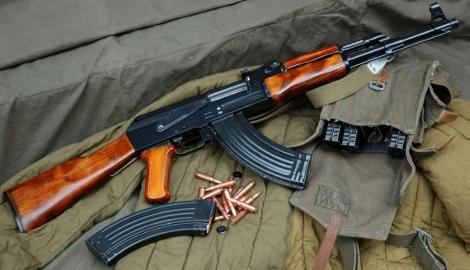 “El producto más vendido y comprado del mundo sigue siendo el fusil de asalto de Kalashnikov mejor conocido como el rifle AK-47 que significa literalmente el Kalashnikov automático fabricado en 1947”.